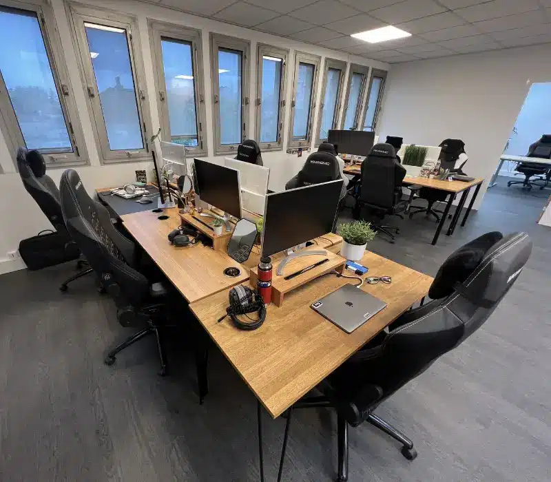 Bureau open-space professionnel propre après nettoyage de bureaux Paris et Île-de-France